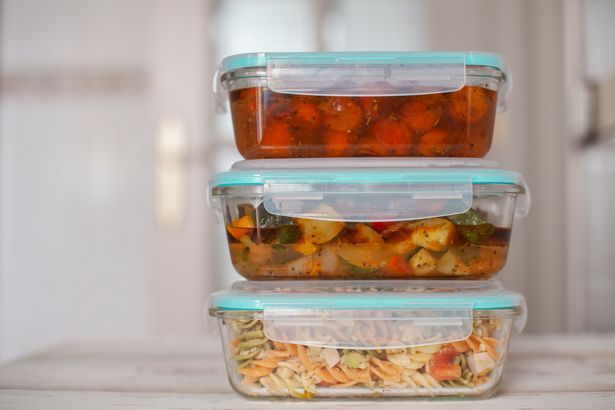 Tupperware مليئة بالطعام