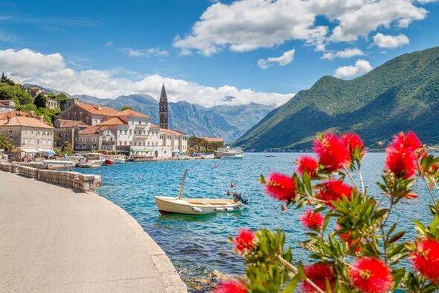 مدينة بيراست التاريخية في Bay of Kotor في الصيف ، الجبل الأسود