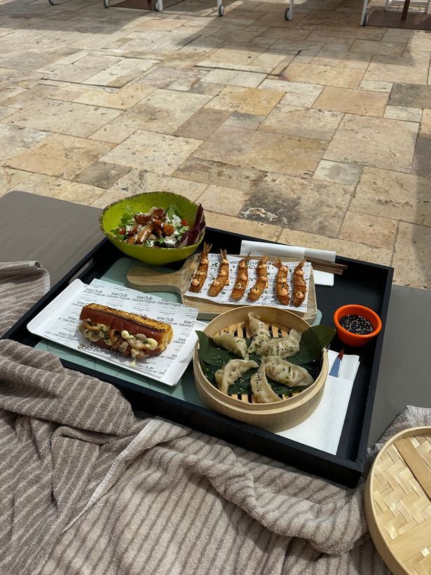 يقول زوي إن مطعم Cálido بجانب المسبح يقدم بعضًا من أفضل وجبات الغداء على طراز Tapas.