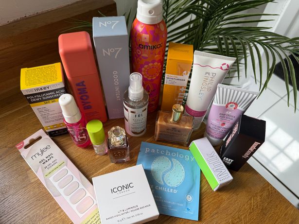 داخل Boots X Love Island Beauty Box