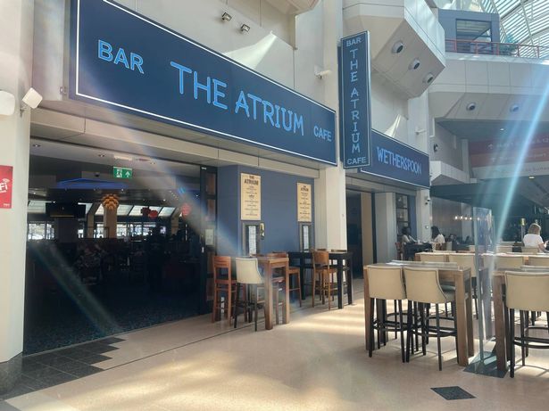 تظهر الصورة منظرًا أماميًا لـ Atrium Wetherspoons في NEC في برمنغهام