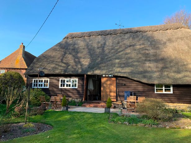 منظر للخارج من Blackbird Cottage وسقفه القش