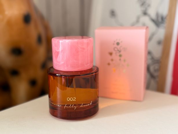 العطر 002 مثالي لارتداء النهار في الصيف