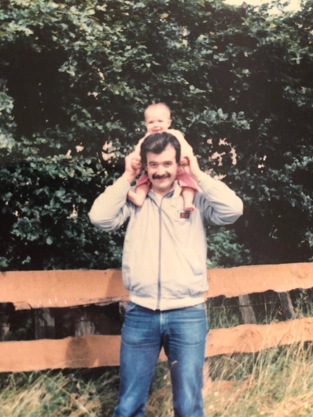 جيما أتكينسون كطفل صغير في ذراعي أبي