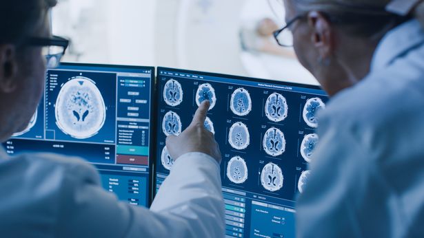 ألبوم الصور للأطباء الذين يراجعون فحصًا بالأشعة المقطعية