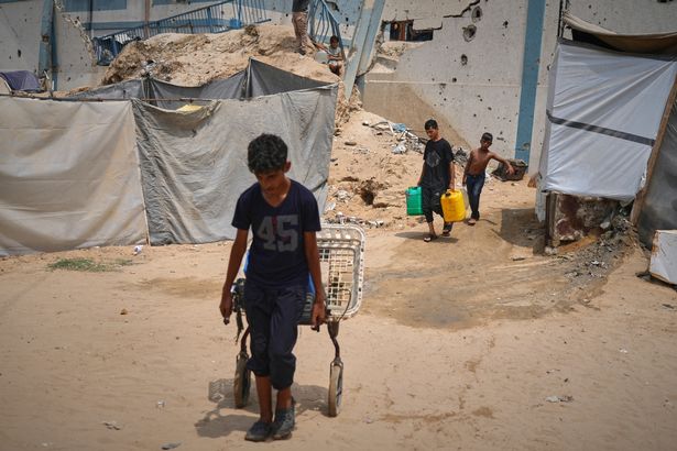 أطفال غزة في البحث عن الماء في حرارة الخبز