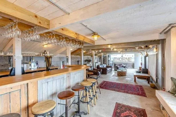 Bar Top Roof هو بقعة خاصة مع مناظر مذهلة للبحر والساحل وشروق الشمس وغروبها