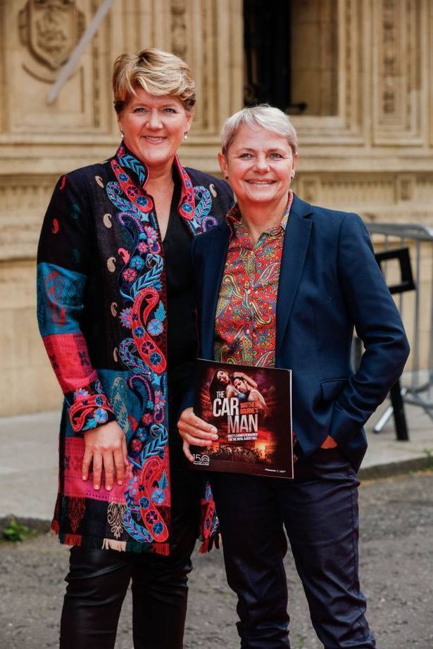 لندن ، إنجلترا - 09 يونيو: Clare Balding و Alice Arnold يحضران Matthew Bourne's "رجل السيارة" عرض العرض الأول في Royal Albert Hall في 09 يونيو 2022 في لندن ، إنجلترا. (الصورة من Tristan Notings/Getty Images)