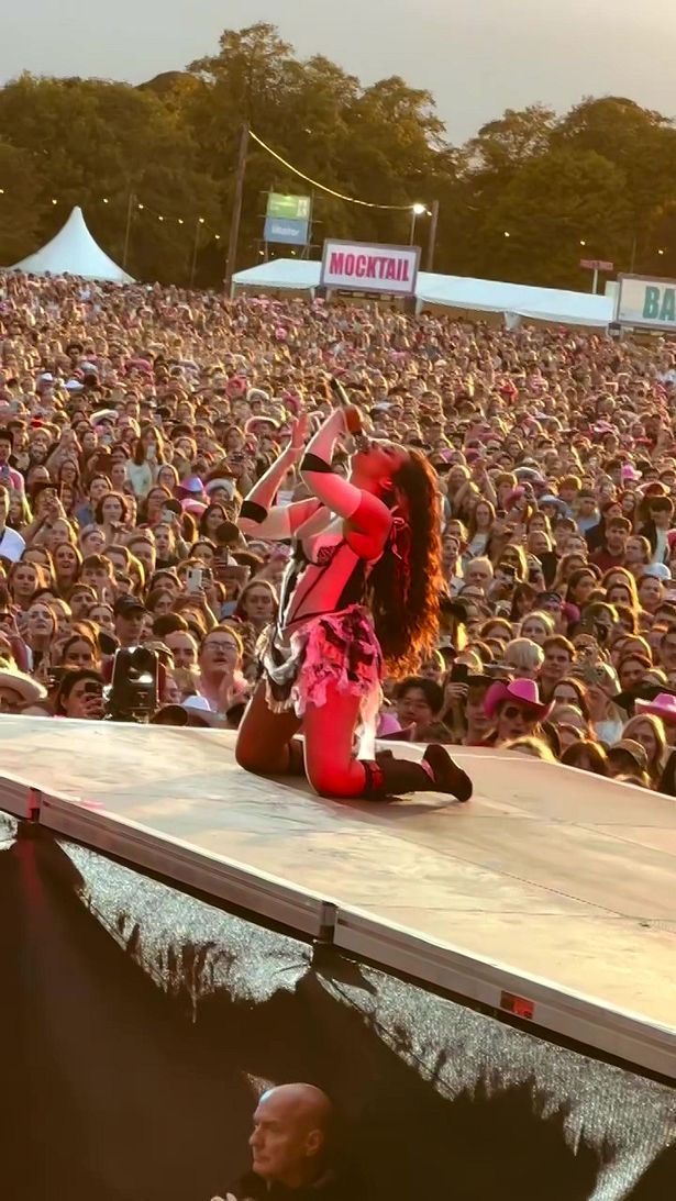 Jade Thirlwall يؤدي على المسرح في أدنبرة