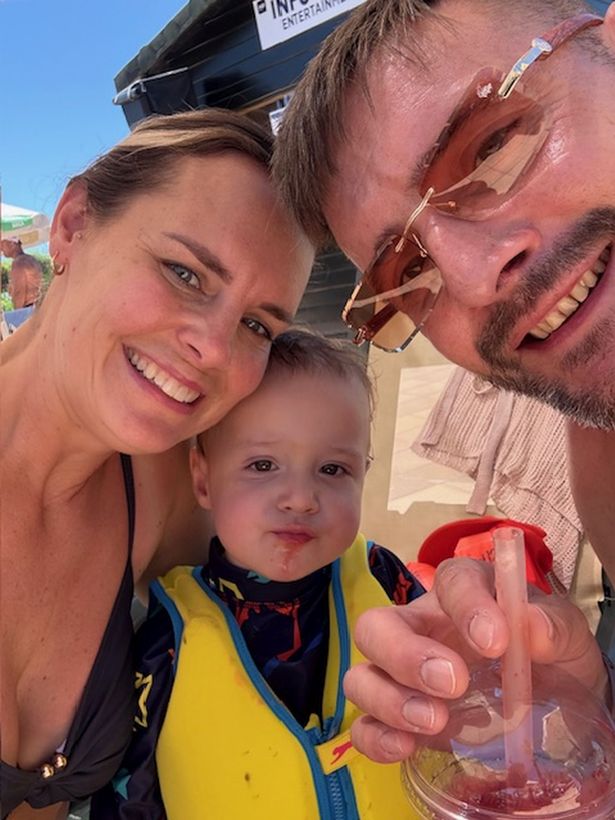 الموظفين الذين يحملون علامة تجارية في Gemma في المنتجع "غير مفيد"