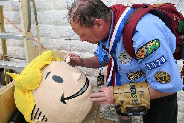 براين ماكلولين من لوس أنجلز يلمسه "صبي قبو" رئيس خلال الاحتفال معجب Fallout يوم السبت ، 16 نوفمبر 2024 ، في Goodsprings ، نيفادا. McLaughlin مع Fallout For Hope ، وهي مؤسسة خيرية تستفيد من مزرعة سانت جود للأطفال. (Sam Morris/Las Vegas Review-Journal/Tribune News Service عبر Getty Images)