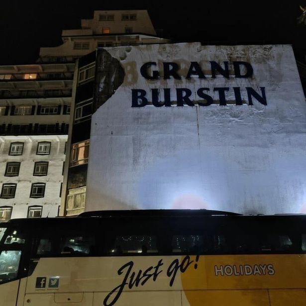جبهة فندق Grand Burstin مع قطع من الواجهة المفقودة