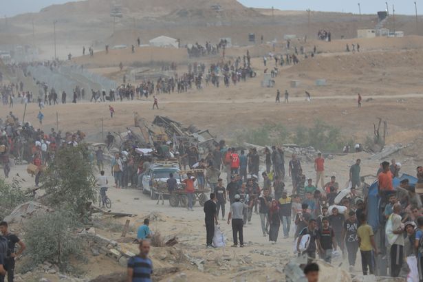 الفلسطينيون يحاولون الحصول على الطعام بشكل يائس