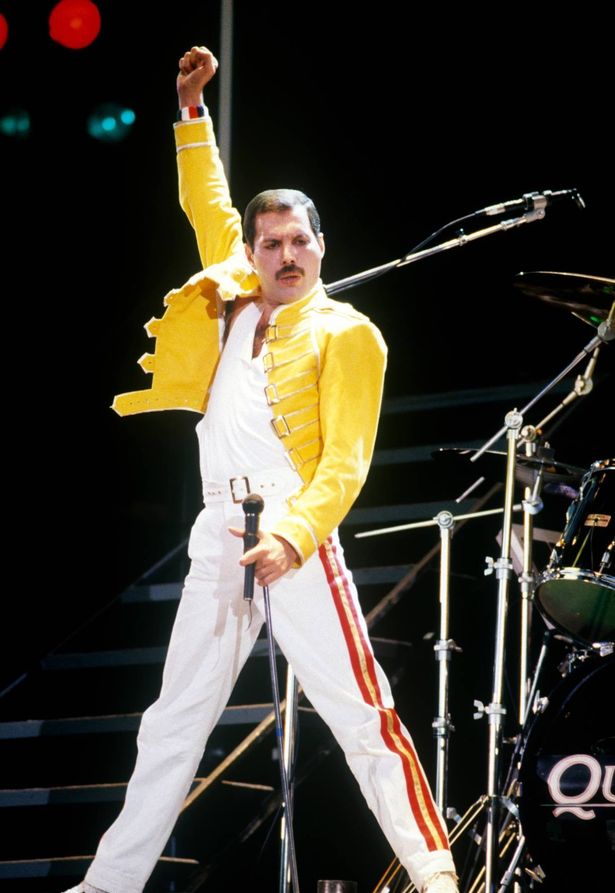 فريدي ميركوري من فرقة الملكة في Live Aid في 13 يوليو 1985 في لندن ، المملكة المتحدة.
