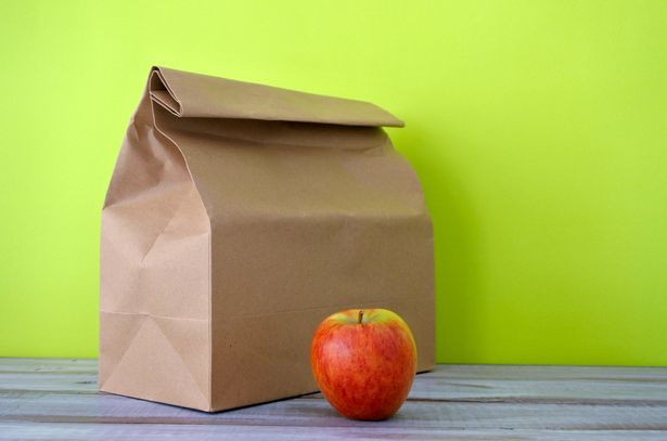 صورة Apple وحقيبة ورقية بنية