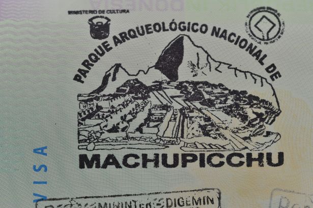 Machu Picchu Peru Visa Stamp على صفحة جواز السفر.