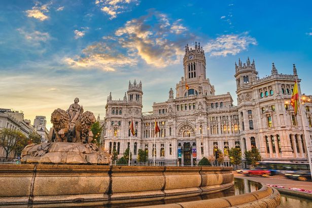 مدريد إسبانيا ، Sunrise City Skyline في ساحة مدينة Cibeles Fountain