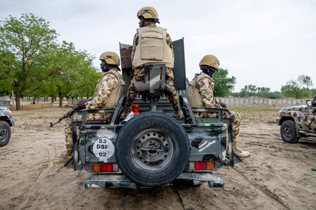 الجنود النيجيريون من حديقة فرقة العمل المشتركة متعددة الجنسيات (MNJTF) أثناء التدريب في قاعدة MNJTF العسكرية