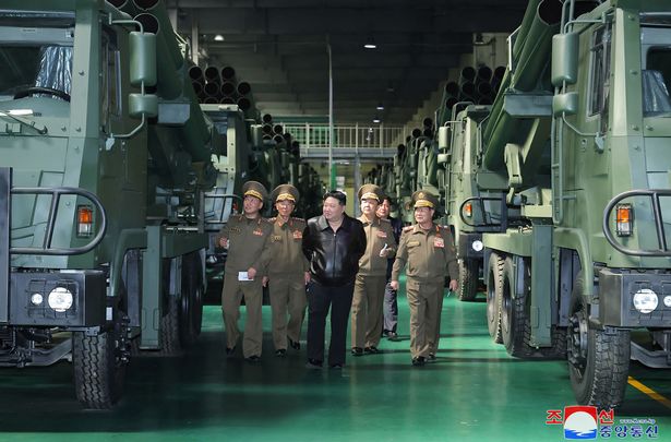 Kim Jong Un (C) تفقد شركات النقل مع نظام قاذفة صاروخ متعددة 240 مم أثناء زيارة مؤسسة صناعية للدفاع الوطني في موقع غير معلوم في كوريا الشمالية.