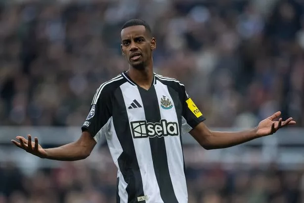 يتفاعل ألكساندر إيساك من نيوكاسل يونايتد خلال مباراة الدوري الممتاز بين نيوكاسل يونايتد وولهام إف سي في سانت جيمس بارك في 1 فبراير 2025 في نيوكاسل على تاين ، إنجلترا.