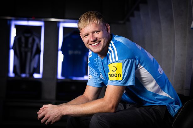 Aaron Ramsdale يطرح الصور في غرفة الملابس بعد التوقيع مع نيوكاسل يونايتد