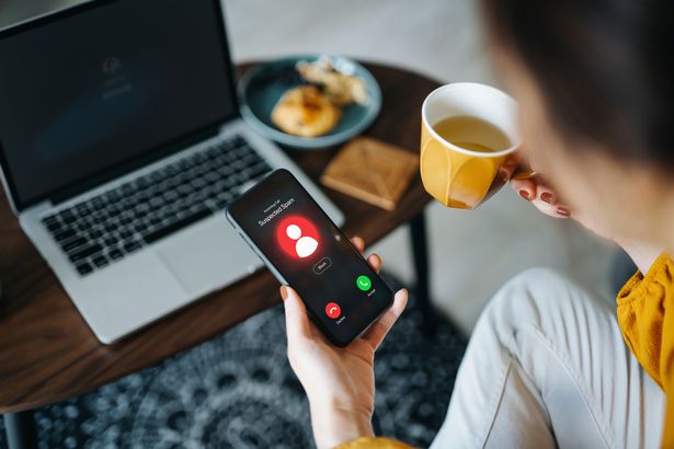 امرأة تقوم بالدعوة على مكبر صوت بصوت عال