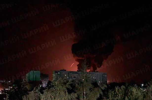 تركت المدينة في سحابة من الدخان بعد أن ضرب الكرملين مصافي النفط في Kremenchuk