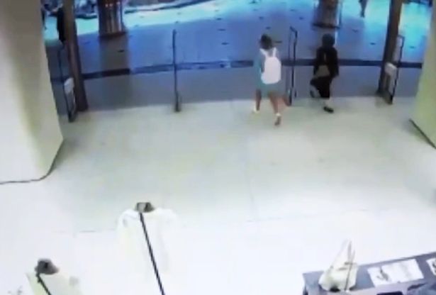 CCTV من منفذ زارا في إسطنبول ، تركيا