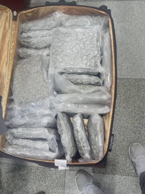 وقال ممثلو الادعاء إنه تم اكتشاف ما مجموعه 53 حزمة من الحشيش في الأمتعة الحمراء والبنية ذات العلامات الحمراء.