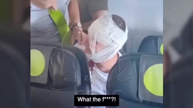 كان الرجل ضماده من قبل أفراد الطاقم