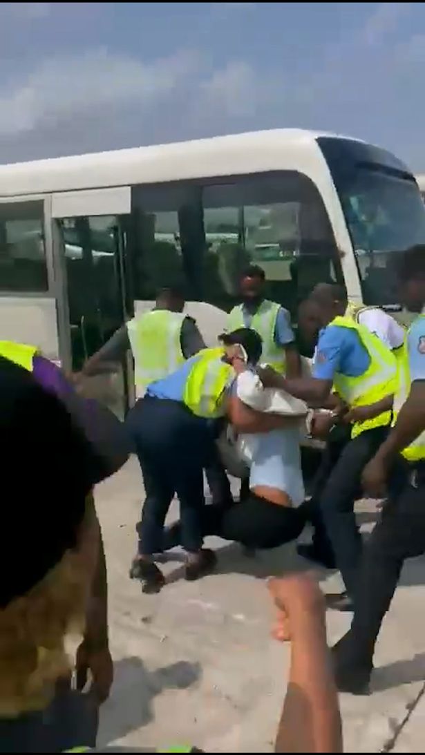 تم جر المرأة من الطائرة بعد انخفاضها في كابينة كرو