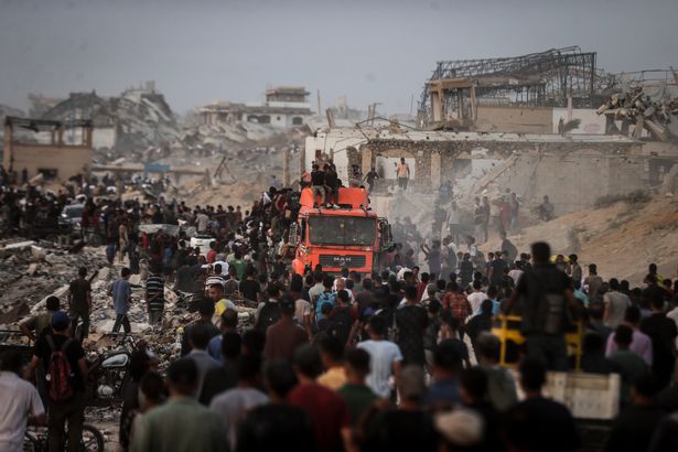 يتجمع الفلسطينيون عند نقطة توزيع المساعدات بالقرب من حدود زيكيم