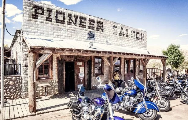أمام الصالون الرائد التاريخي في Goodsprings Nevada مع دراجات نارية ورجل حاضر في يوم 15 أكتوبر 2017 في الساعة 2 بعد الظهر مع كاميرا Sony A7 والعدسة