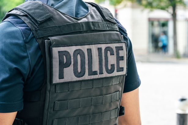 ألقت الشرطة القبض على صبي يبلغ من العمر 17 عامًا بعد أن سمعت صراخ المرأة للحصول على المساعدة