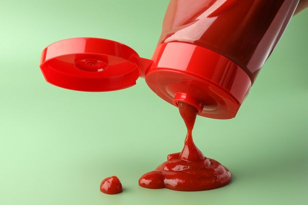 بعض الكاتشب تتدفق من زجاجة