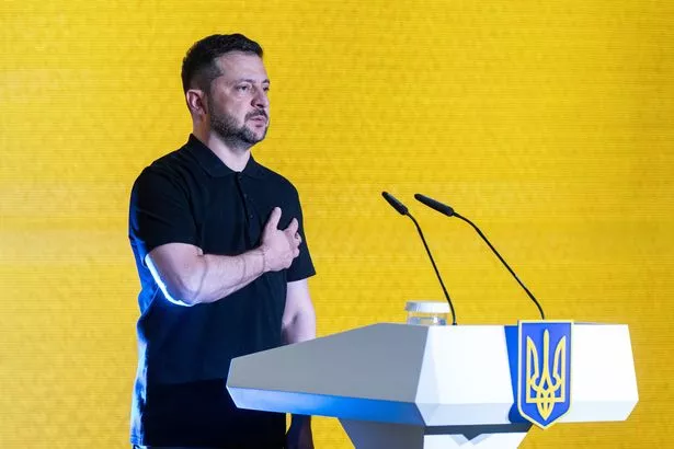 Violodymyr Zelensky يقود مكافحة الغزو