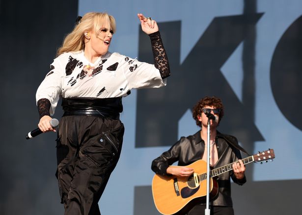 انتقل Rebel Wilson إلى المسرح لأداء أغنية ناجحة
