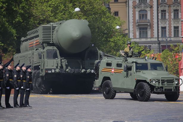 RSSION RS-24 YARS COMPLED COMPLENT (اسم الإبلاغ عن الناتو: SS-29) يصل خلال البروفات الرئيسية في العرض العسكري ، في الميدان الأحمر في 5 مايو 2024