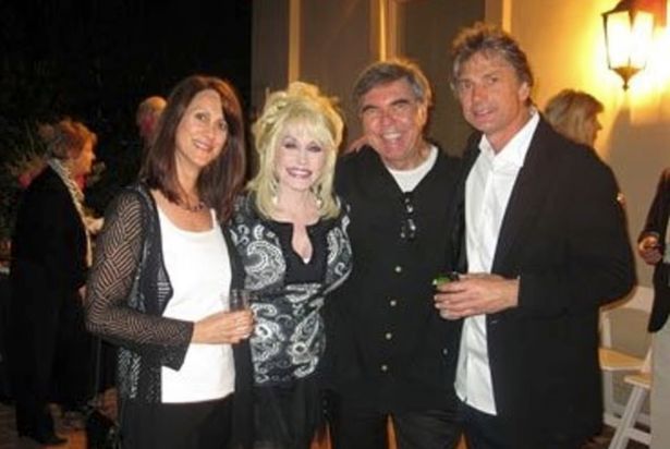 Kaye (يسار) و Deluca (يمين) مع Dolly Parton (الثاني من اليسار) في عام 2009