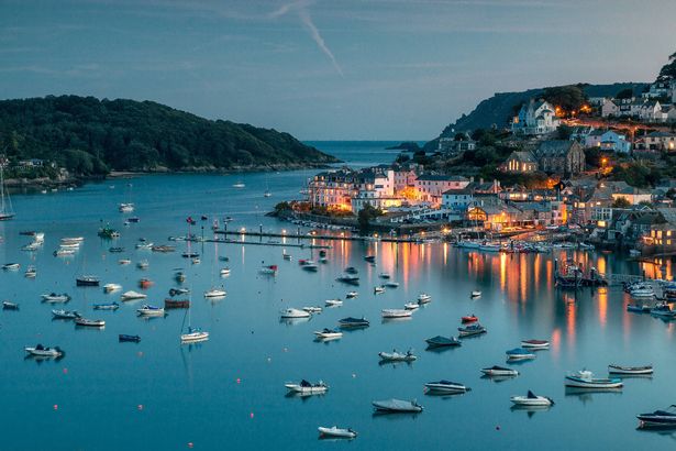 ميناء Salcombe ، الذي تم التقاطه بعد غروب الشمس في مساء الصيف.