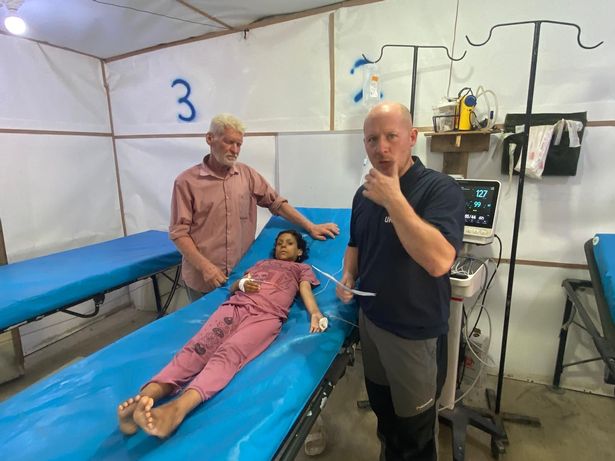 البريطاني Medic Sam Sears (يمين) مع المريض ، نور البالغ من العمر 16 عامًا.
