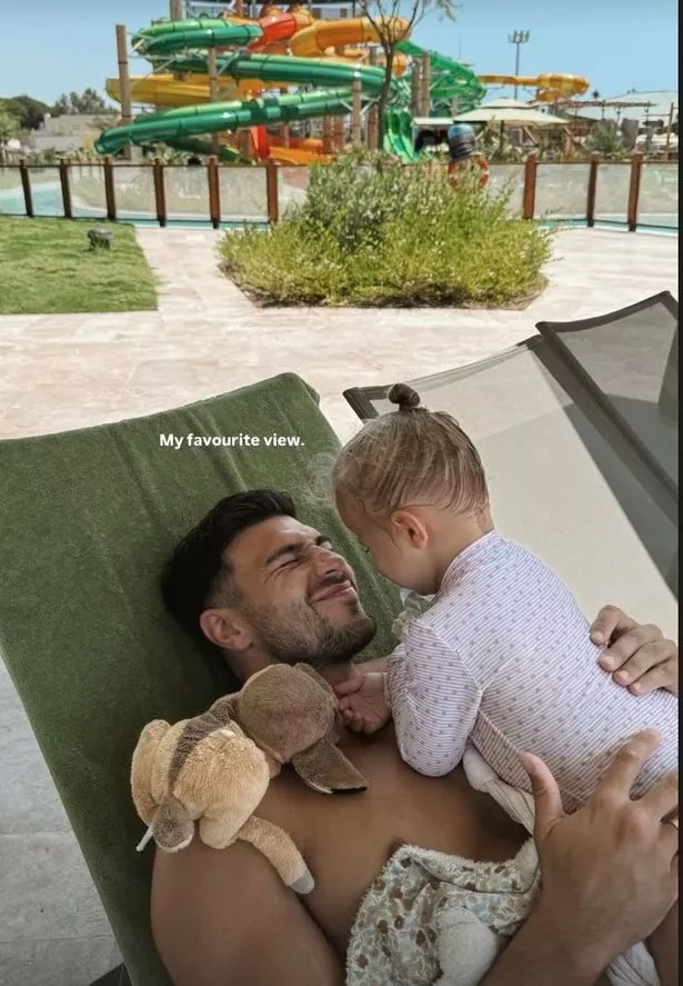 تومي فيوري وبامبي على متسكع الشمس في حديقة مائية في تركيا.