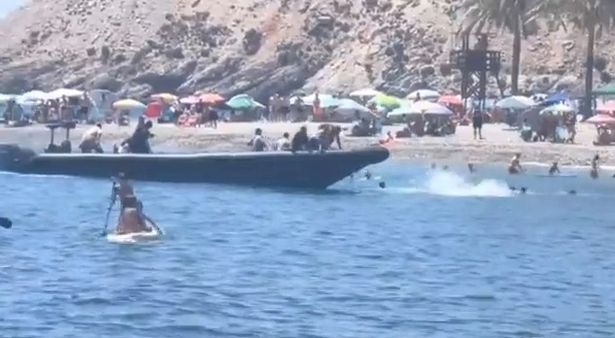 الرجال الذين رأوا ينزلون من القارب السريع 