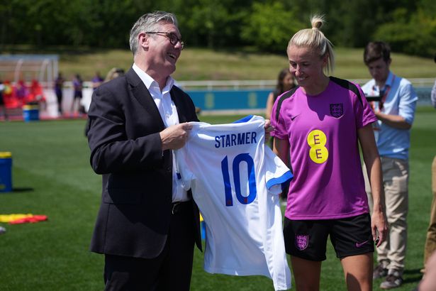 رئيس الوزراء السير كير ستمر وكابتن إنجلترا ليا ويليامسون