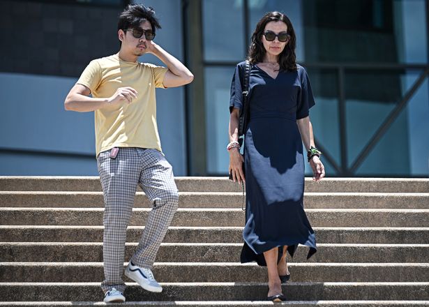 تغادر سيلفيا برونشالو (ص) المحكمة بعد أن حصل ابنها دانييل سانشو برونشالو على عقوبة السجن مدى الحياة بتهمة قتل جراح التجميل الكولومبي إدوين أرييتا أرتاجا