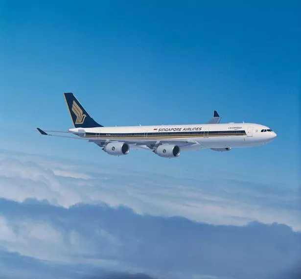 الخطوط الجوية السنغافورية Airbus A340-500 في السماء