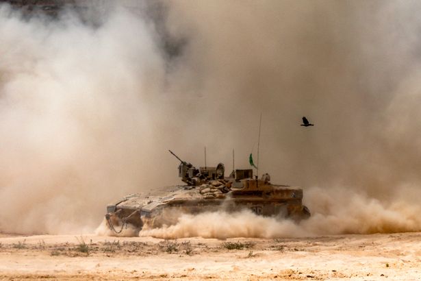 تتحرك مركبة القتال على قطاع غزة