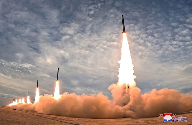 الاختبار لمدفعية الصواريخ 600 مم للغاية في موقع غير مؤكد في كوريا الشمالية