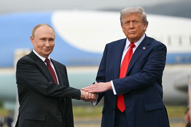 الرئيس الأمريكي دونالد ترامب يحيي الرئيس الروسي فلاديمير بوتين على مدرج المطار بعد وصولهم إلى قاعدة مشتركة Elmendorf-Richardson في Anchorage ، ألاسكا