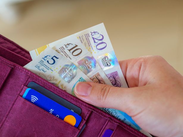 عن قرب من اليد أخذ المال كما يلاحظ باوند المملكة المتحدة نقدا من المحفظة